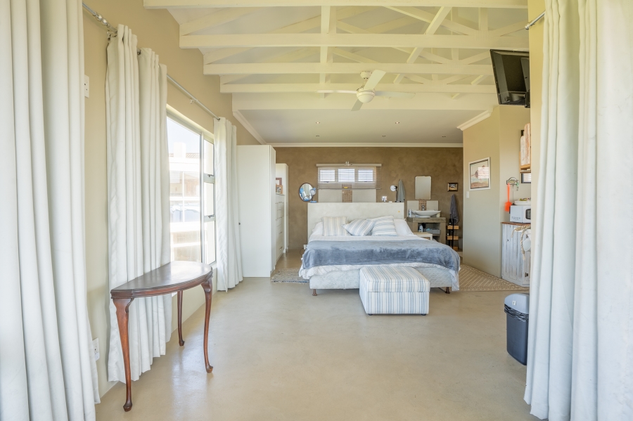 5 Bedroom Property for Sale in Kidds Beach Eastern Cape